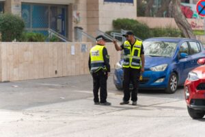 קורס פקחי תנועה עם פקחים בשטח ליד כביש פעיל