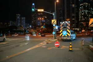 פקח הכוונת תנועה בעבודת לילה בכביש עירוני